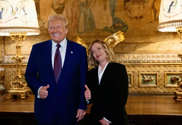 ph. donald trump et melonie Etats-Unis – Donald Trump fête ses 80 ans ce dimanche, son état de santé suscite des interrogations