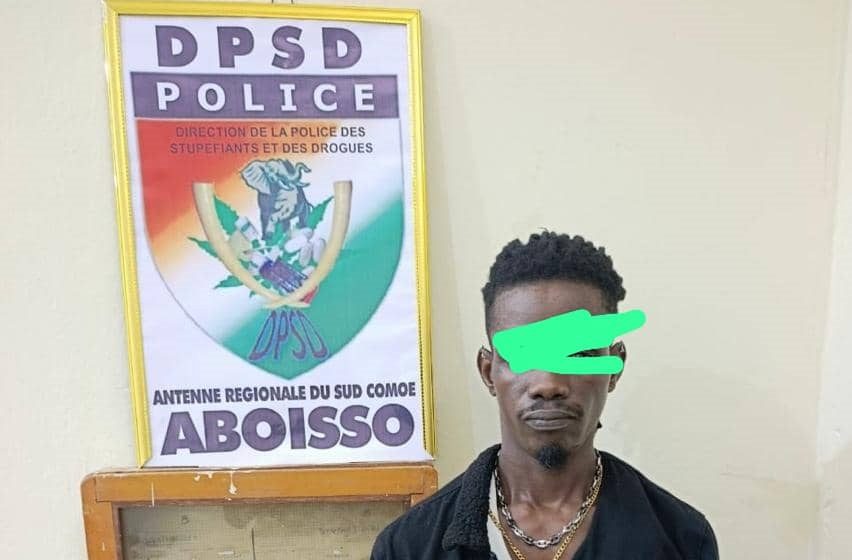 Ph. Drogue trafiquant Adiaké – Un réparateur de téléphones portables interpellé en possession de six blocs de cannabis