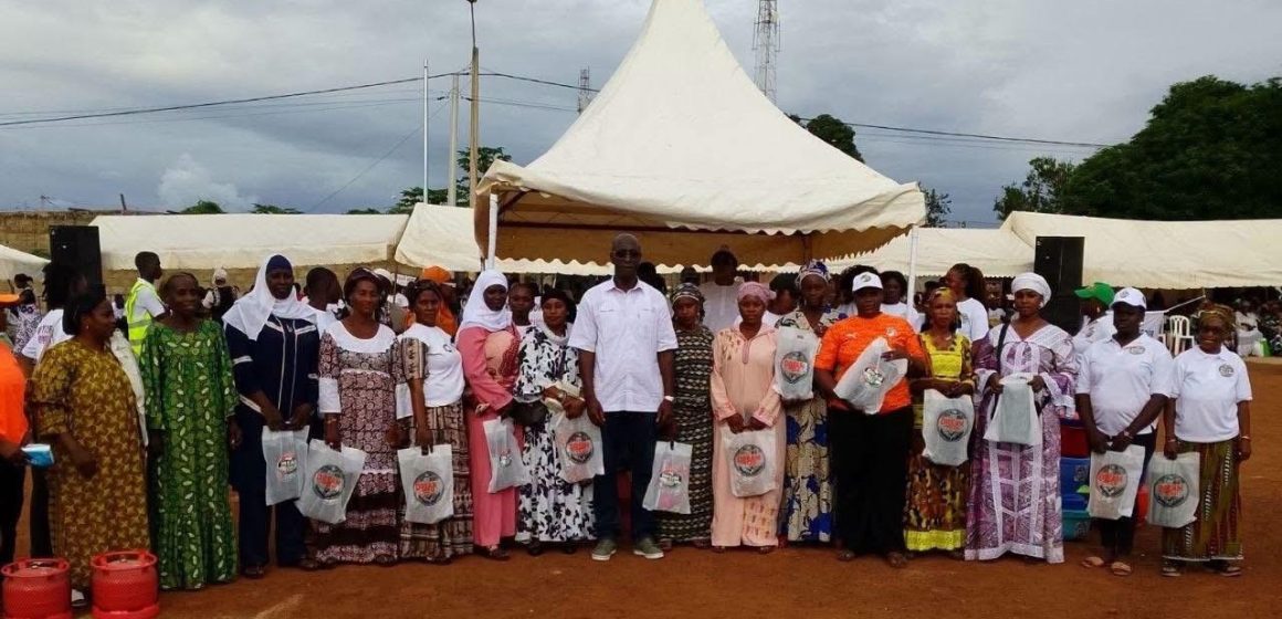 ph.Yakro solidarité Yamoussoukro – La Dream Team honore les mères de 11 quartiers et villages