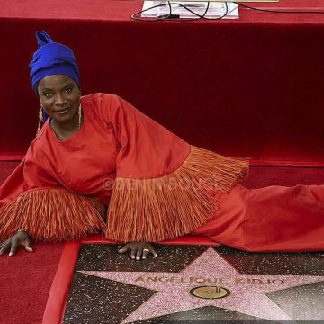 ph. Angeline Kidjo et son éoile Immortalisée sur « Walk of Fame d’Hollywood » – Angeline Kidjo (artiste-chanteuse) aux Africains : « Ce n’est pas seulement mon étoile, c’est notre étoile »