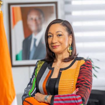 Côte d’Ivoire  – L’hommage de la ministre Françoise Remarck à Zoumana, le comédien fait Officier de l‘Ordre du mérite culturel