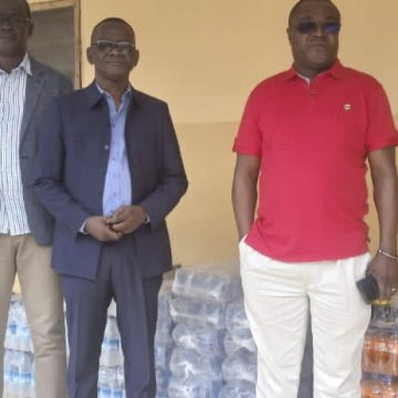 ph. IEP Boukani dons Côte d’Ivoire / Région du Bounkani – Des élus soutiennent des formateurs et des auditeurs de l’enseignement primaire