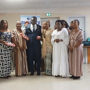ph. dons papier levry Développement de Kouibly – Le député Thierry Tahou encourage la diaspora Wê de Paris à investir au pays