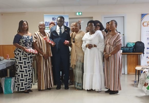 ph. dons papier levry Développement de Kouibly – Le député Thierry Tahou encourage la diaspora Wê de Paris à investir au pays