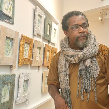 ph. exposition houkami Arts plastiques / Vernissage de l’exposition à Abidjan « Amor Fati » à la Galerie Houkami Guyzagn – Le céramiste Williams Brown célèbre la vie, l’amour et l’éternité dans l’argile