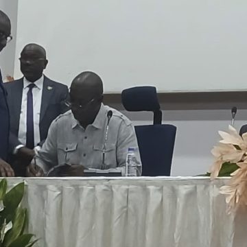 ph.Dédicace livre de MT Littérature / Livre « Général Gaston Ouassénan Koné, l’homme qui a descendu le drapeau de la France » – Traoré Moussa réhabilite le Général Gaston Ouassénan Koné