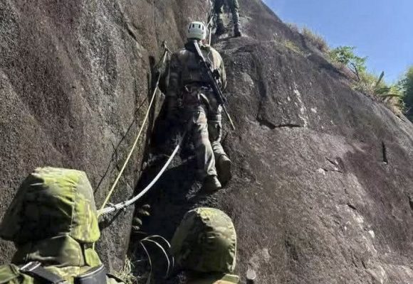 Partenariat de Défense – Exercice conjoint entre les FACI et les Chasseurs alpins français dans les montagnes à Man