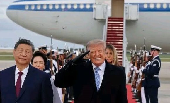 ph. Xi Jinping et Trump 1 En visite officielle aux USA – Fait notable : Xi Jinping accueilli au pied de l’avion par Donald Trump : Un tête-à-tête qui promet