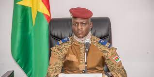 ph. capitaine ibrahim traoré burkina faso Burkina Faso – Un journaliste burkinabé en exil dénonce : « Ce n’est pas en bâillonnant son propre peuple qu’on le libère »