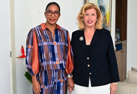 ph. Mmes Ouattara et Wadagni 1 10e Dîner de Gala de Children Of Africa – L’Ivoirienne Dominique Ouattara reçoit la Béninoise Nathalie Villette-Wadagni, invitée d’honneur, à Abidjan