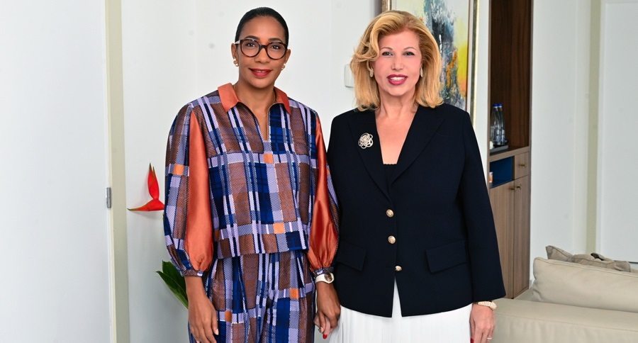 ph. Mmes Ouattara et Wadagni 1 10e Dîner de Gala de Children Of Africa – L’Ivoirienne Dominique Ouattara reçoit la Béninoise Nathalie Villette-Wadagni, invitée d’honneur, à Abidjan