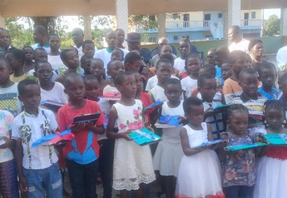 ph. dons orphelinat Diapé Éducation & Solidarité – L’ONG « Dieu fait grâce » redonne le sourire et l’espoir à 100 élèves orphelins à Diapé