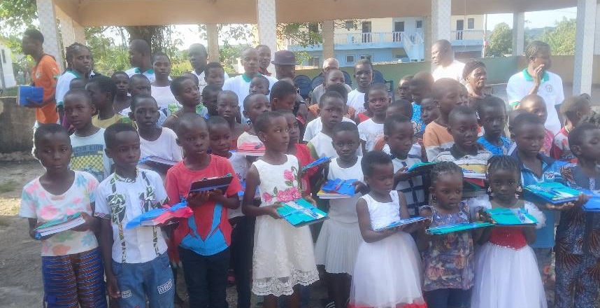 ph. dons orphelinat Diapé Éducation & Solidarité – L’ONG « Dieu fait grâce » redonne le sourire et l’espoir à 100 élèves orphelins à Diapé
